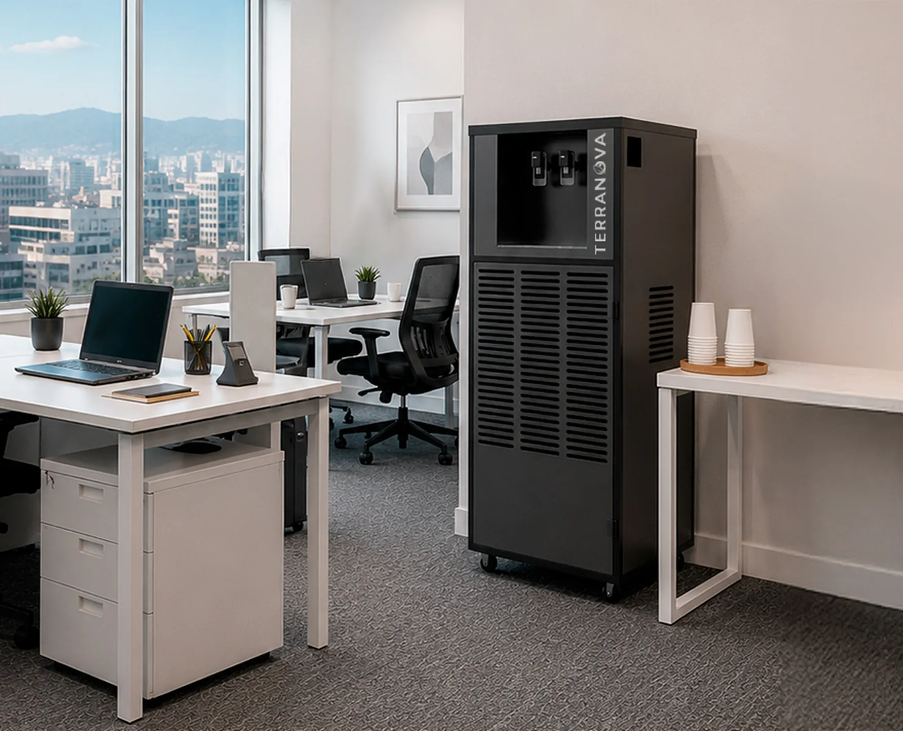 AquaNova 100L instalado en una oficina con escritorios y vista a la ciudad
