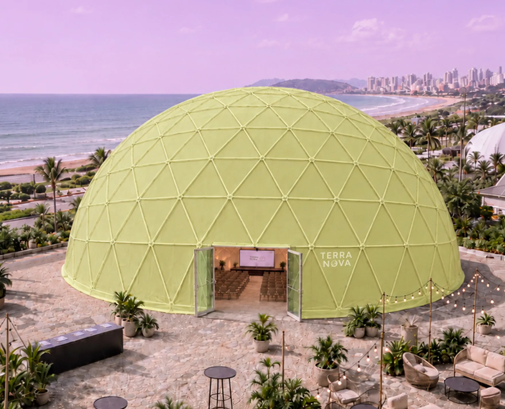 Domo TerraNova de 20 metros frente al mar, con la entrada abierta