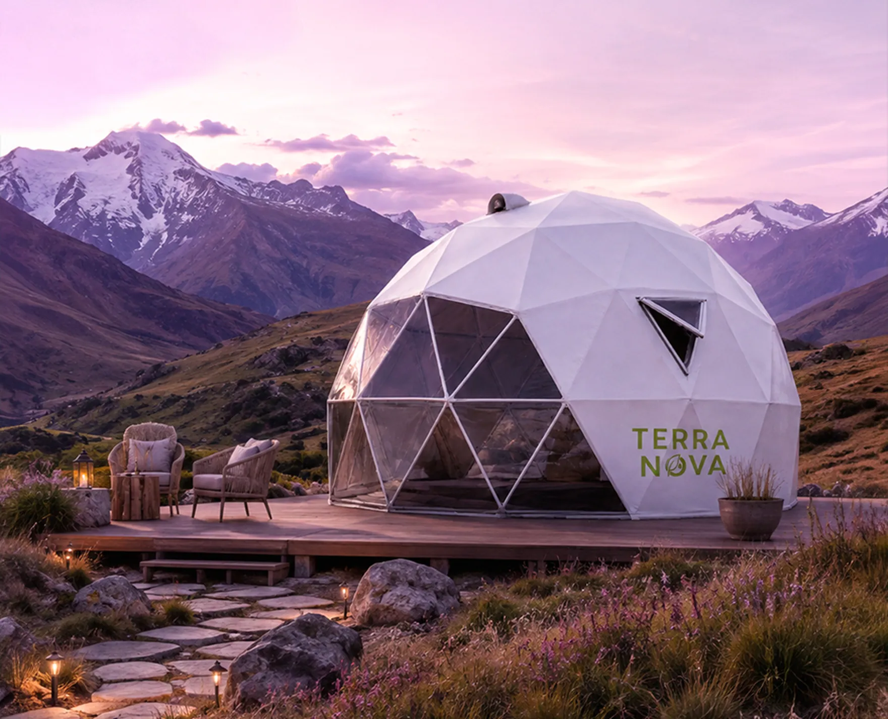 Domo TerraNova de 4 metros sobre una terraza de madera, con montañas al atardecer